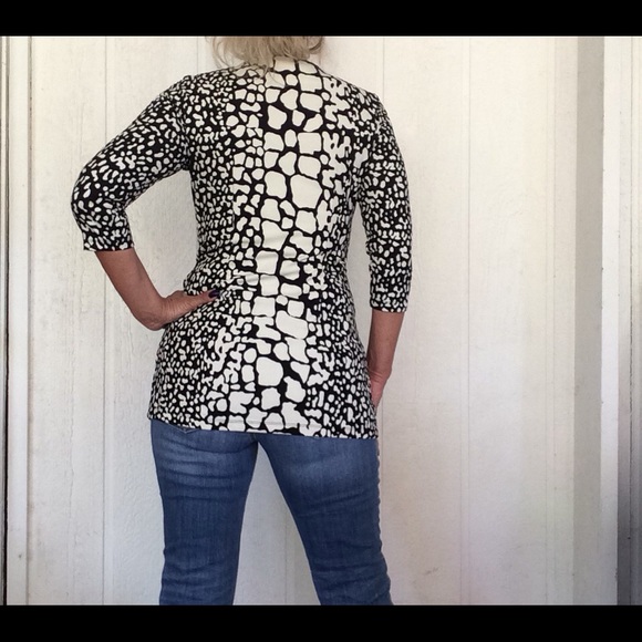 J. McLAUGHLIN CATALINA CLOTH BLACK AND WHITE ANIMAL PRINT TOP SMALL - Picture 4 of 9